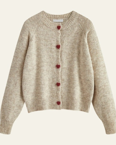 Cardigan donna elegante con bottoni a cuore. Calore avvolgente per moda autunno inverno.