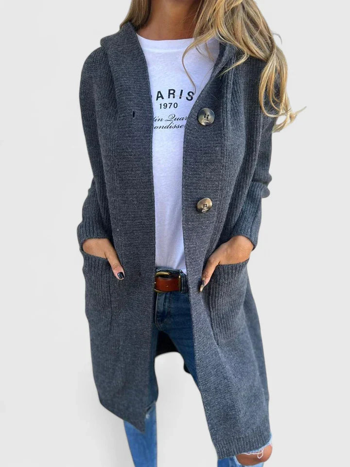 Modello cardigan donna lungo in maglieria con cappuccio, per un look elegante e casual alla moda.