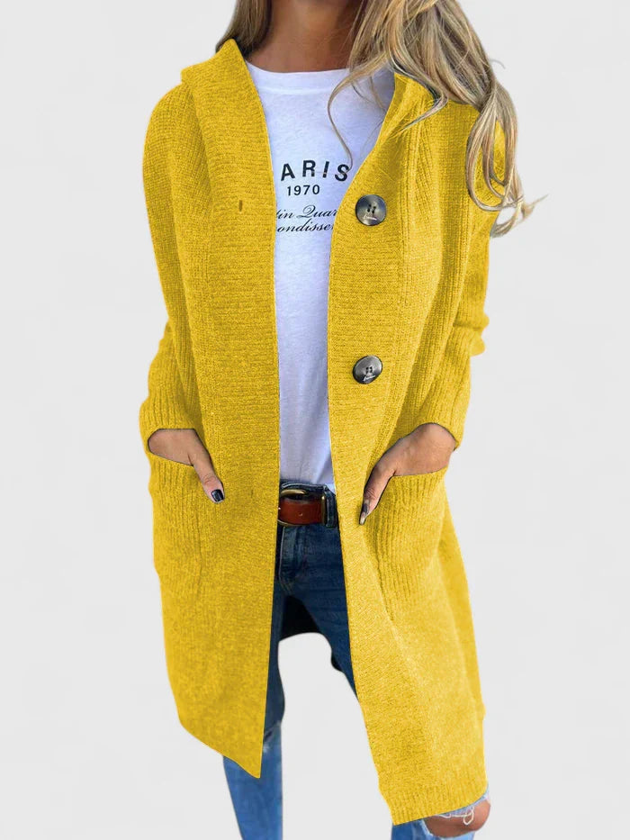 Donna indossa cardigan lungo con cappuccio, perfetto per un outfit elegante o casual autunnale.