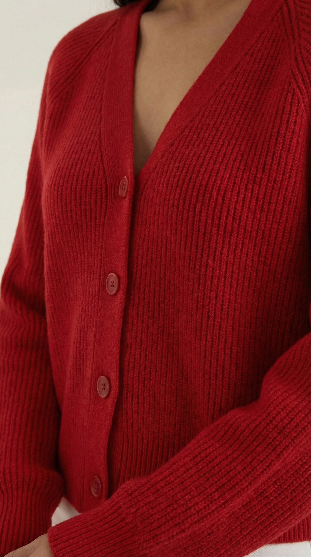 Cardigan donna rosso acceso, bottoni e scollo a V. Moda versatile per comfort e stile autunnale.