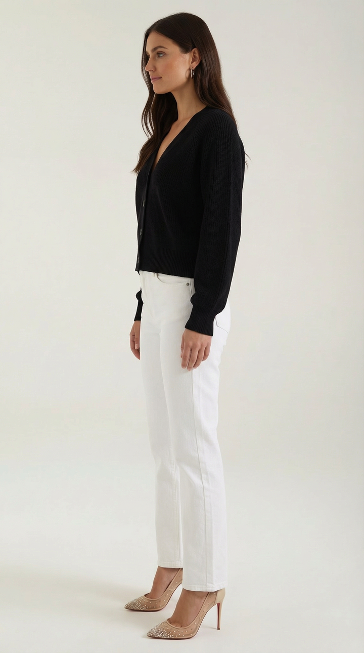 Cardigan donna con scollo a V e bottoni. Eleganza casual chic, perfetto per abbigliamento versatile.
