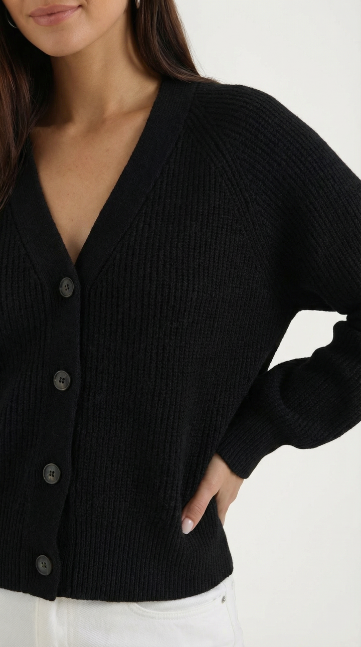 Cardigan donna versatile con bottoni frontali e scollo a V. Perfetto per la moda autunno inverno.