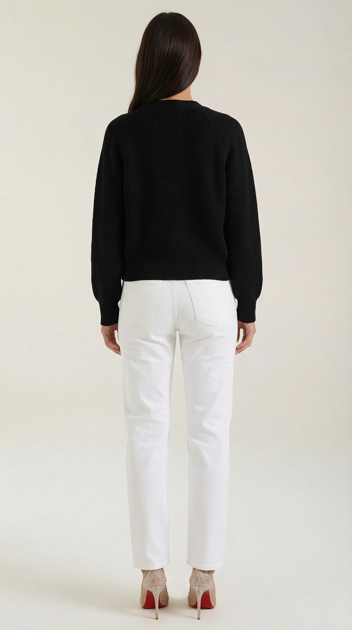 Cardigan donna elegante, scollo a V e bottoni. Maniche lunghe, comodo per ogni outfit autunnale.