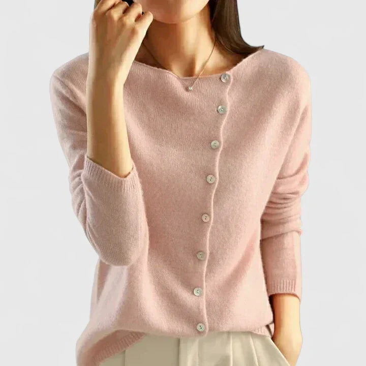Dettaglio bottoni: cardigan donna a maglia lunga, un capo essenziale per un outfit elegante autunno/inverno.