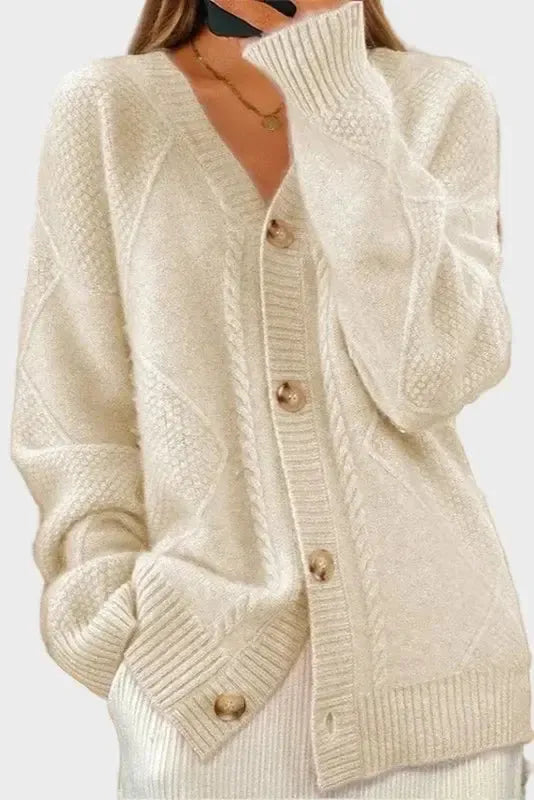 Cardigan donna elegante a trecce con bottoni. Maglieria versatile per moda femminile autunno inverno.