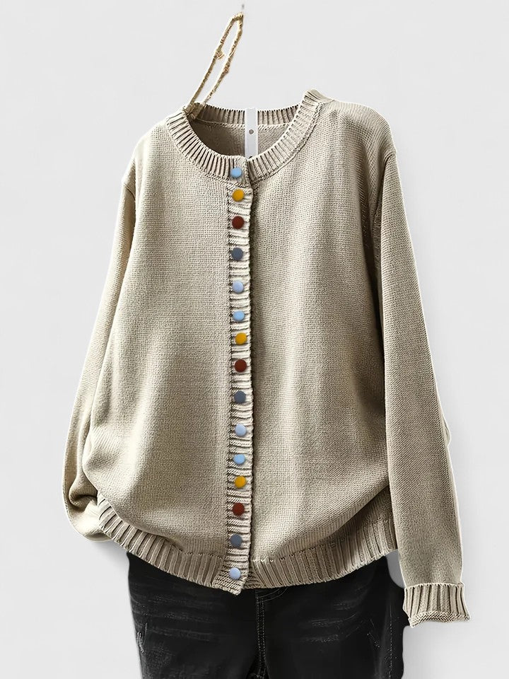 Cardigan donna con bottoni frontali, vestibilità ampia e design elegante per comfort e stile.