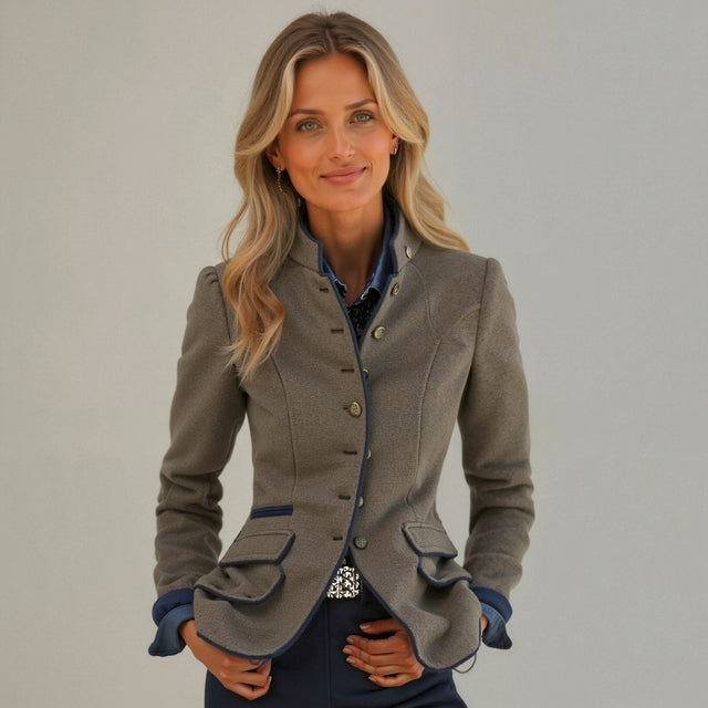 Cardigan donna elegante sagomato marrone con colletto alto, ideale per l'autunno-inverno. Moda femminile versatile.