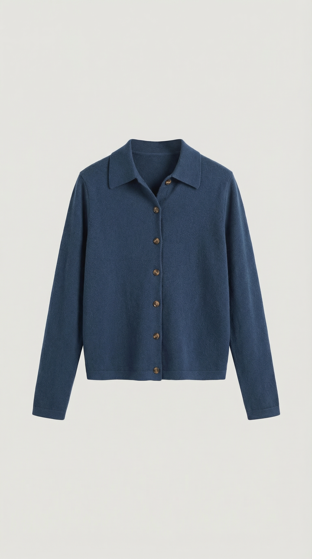 Primo piano sui bottoni lucidi del cardigan donna elegante, che aggiungono stile e versatilità.