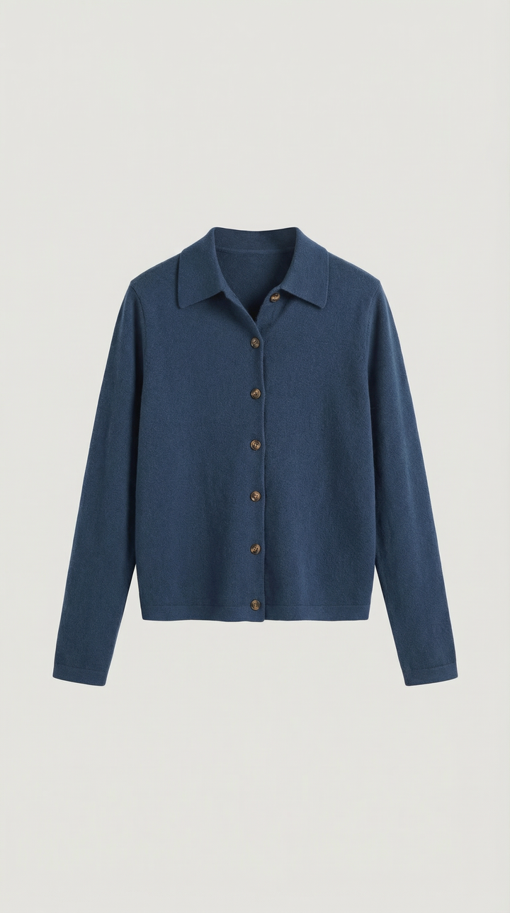 Primo piano sui bottoni lucidi del cardigan donna elegante, che aggiungono stile e versatilità.