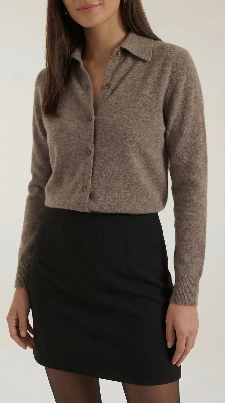 Cardigan donna elegante a bottoni, indossato chiuso per un aspetto classico e sofisticato.