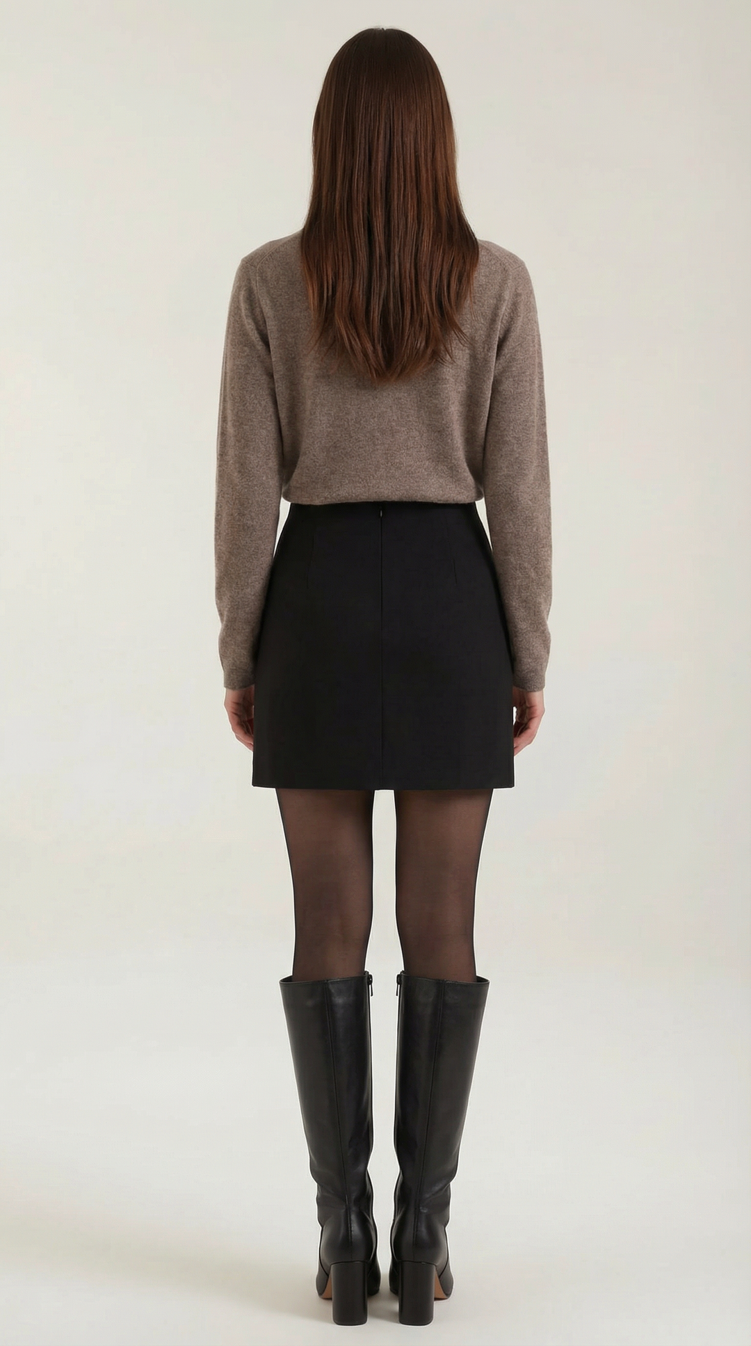 Cardigan donna morbido con colletto, che mostra la vestibilità comoda e versatile per l'autunno.