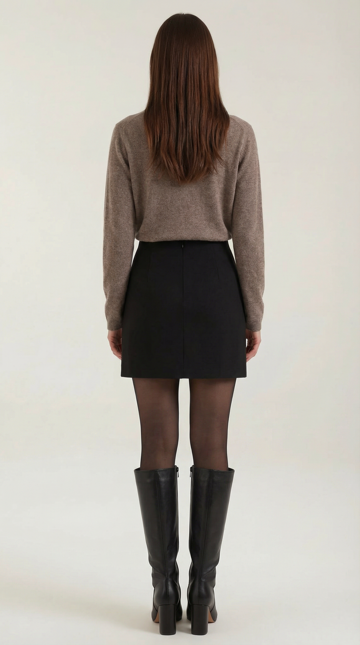 Cardigan donna morbido con colletto, che mostra la vestibilità comoda e versatile per l'autunno.