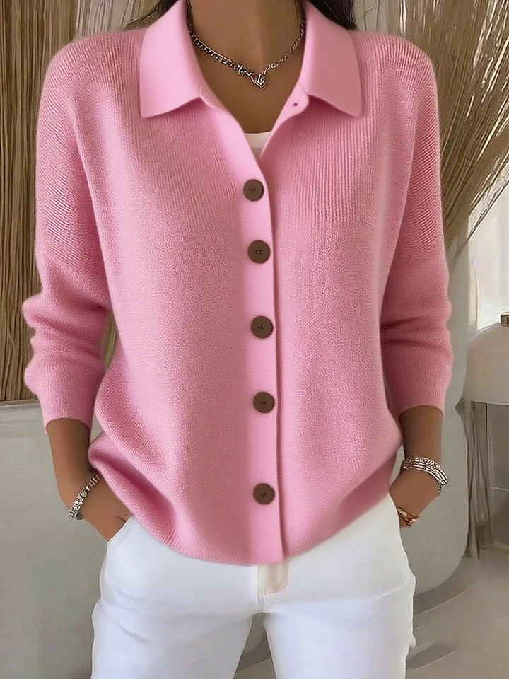 Cardigan donna autunnale in maglieria fine, con colletto a polo. Un capo versatile per la moda femminile.