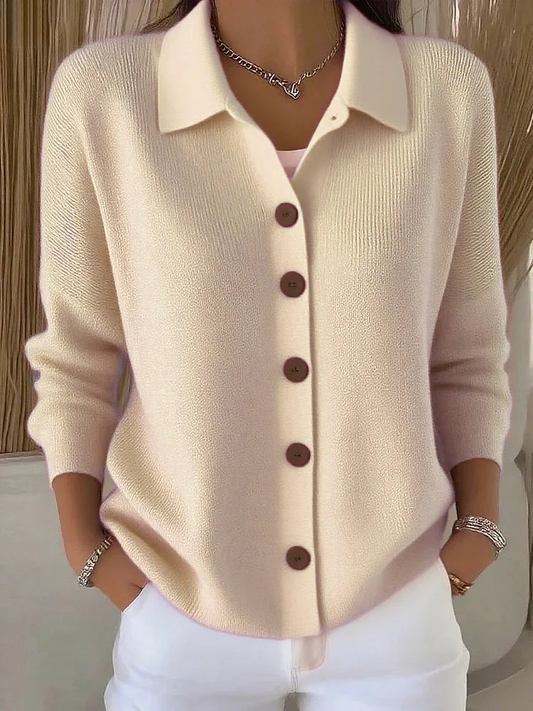 Cardigan donna elegante con colletto polo e bottoni decorativi. Ideale per uno stile casual-chic.