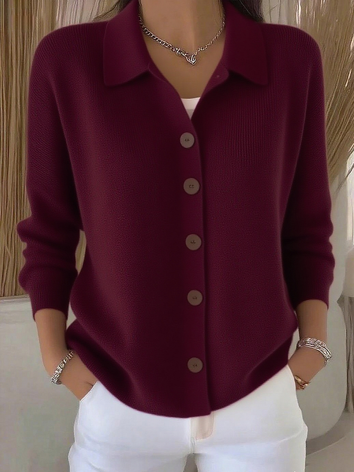 Cardigan polo da donna in morbida maglieria. Abbigliamento autunnale versatile con bottoni.