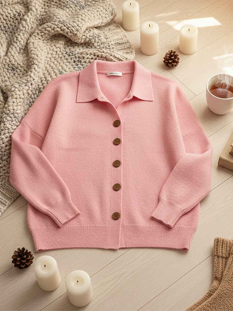 Cardigan donna design con colletto a polo, bottoni frontali e finitura in maglieria. Moda femminile autunnale.