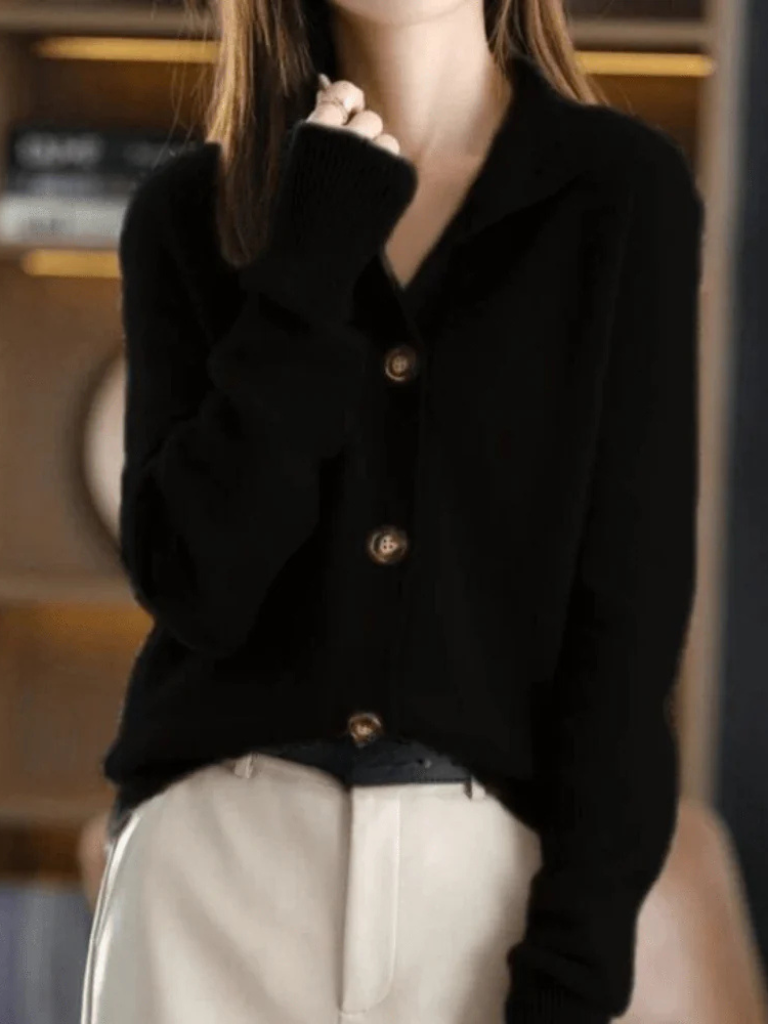 Cardigan donna nero chic, collo alto e bottoni frontali. Maglieria per moda femminile, versatile e confortevole.