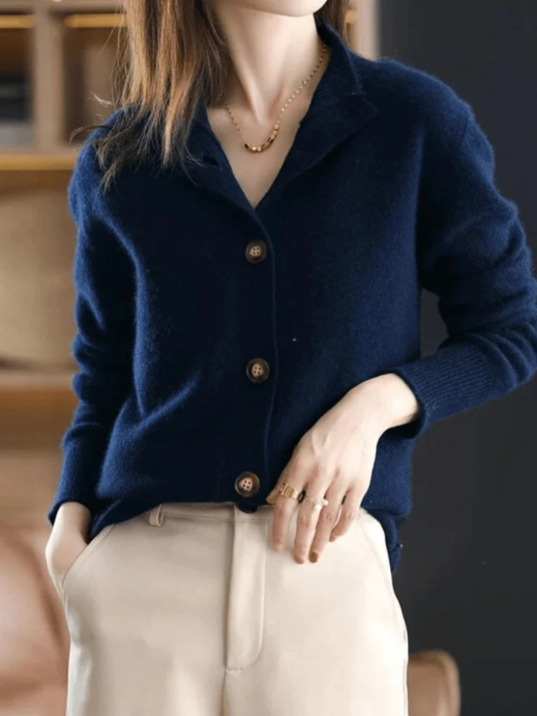 Cardigan donna con collo alto e bottoni frontali, maglieria elegante e morbida. Ideale per stile versatile e comfort.