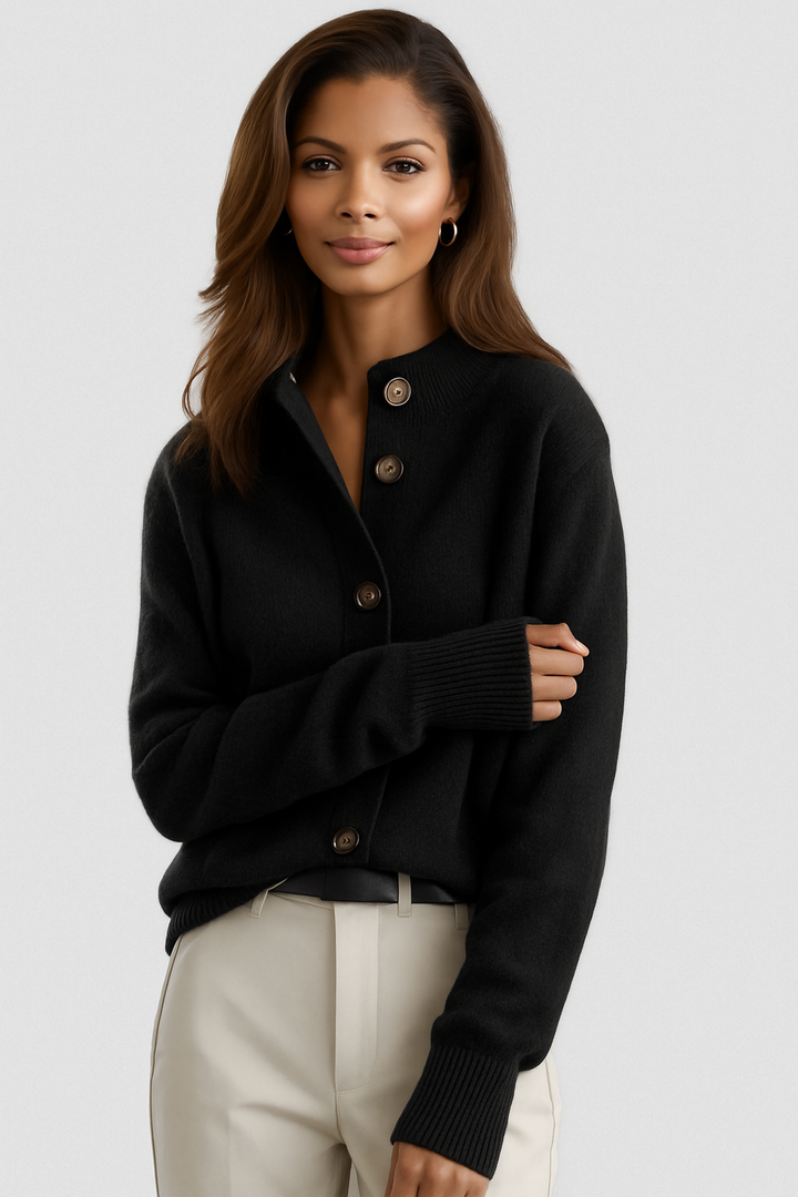 Cardigan donna nero versatile con collo alto e bottoni frontali. Essenziale per stile elegante e comfort quotidiano.
