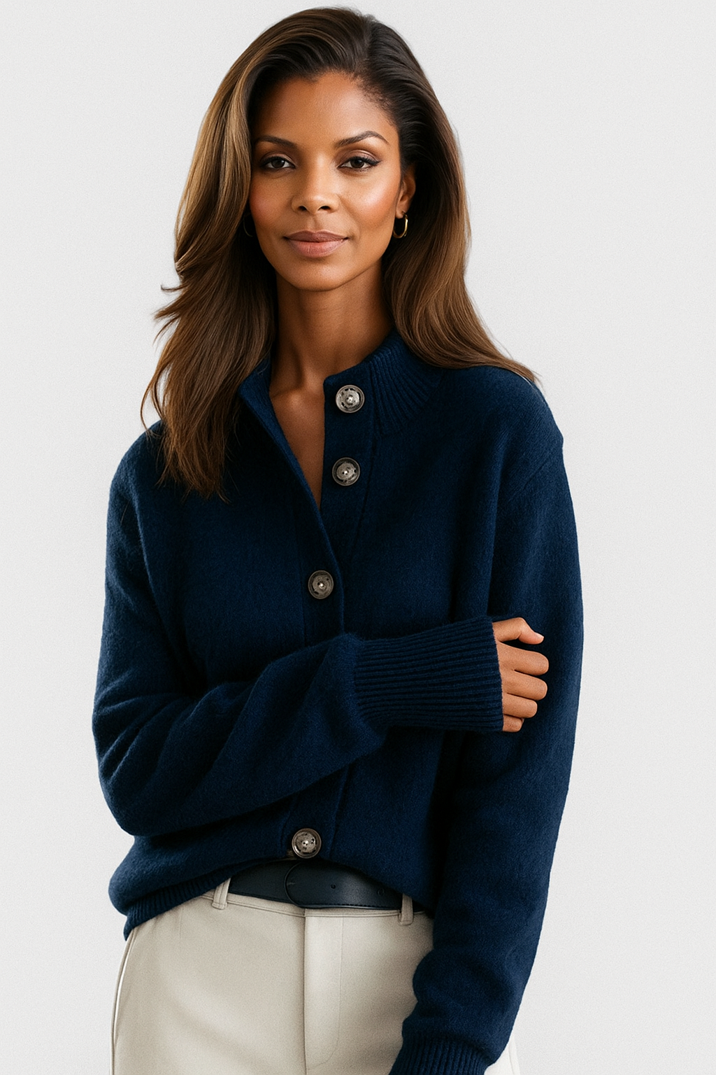 Cardigan donna con collo alto e bottoni frontali. Maglieria elegante e calda per autunno inverno, stile versatile.
