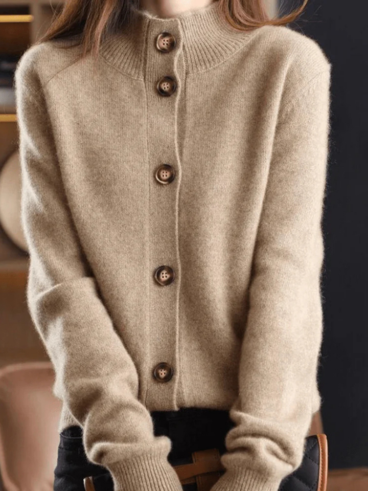 Cardigan donna morbido e confortevole con collo alto e bottoni. Perfetto per un look casual elegante autunno inverno.