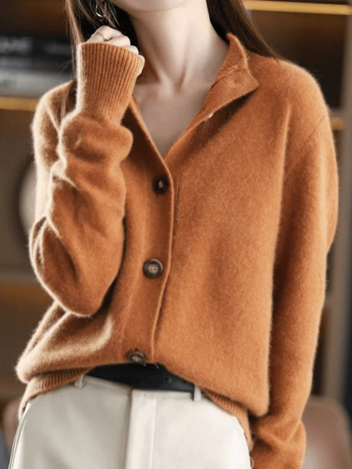 Cardigan donna per abbigliamento casual elegante. Collo alto, bottoni frontali, ideale per comfort quotidiano e autunno inverno.