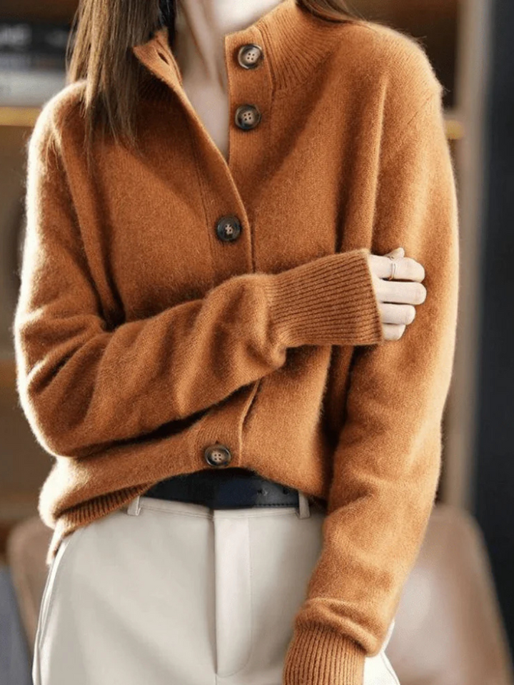 Cardigan donna autunno inverno, maglieria con collo alto e bottoni frontali. Design elegante e confortevole.