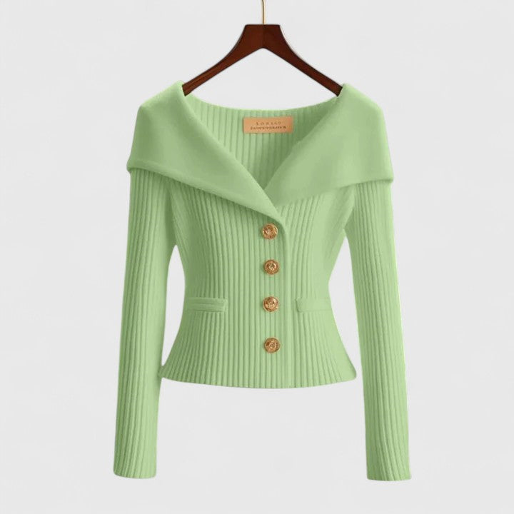 Cardigan femminile elegante con linea aderente e collo ampio, ideale per outfit sofisticati.