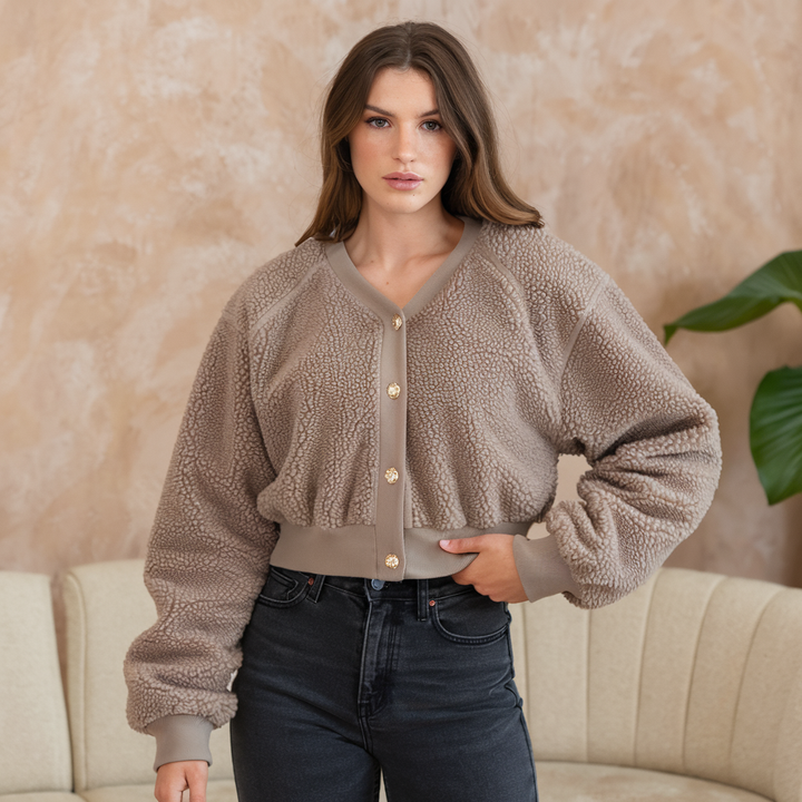 Cardigan corto donna in stile teddy con bottoni, caldo e alla moda. Ideale per look autunnali e invernali.