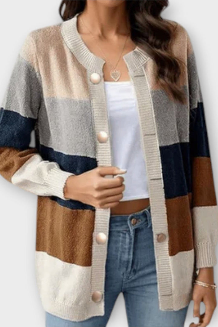 Cardigan donna a blocchi di colore, con bottoni, per uno stile autunno/inverno alla moda. Capo femminile e confortevole.