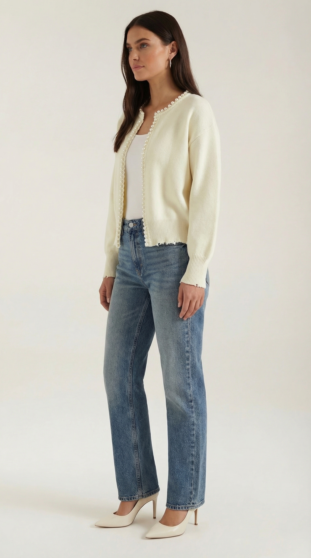 Cardigan bianco donna con raffinate perle, maglia elegante per abbigliamento femminile autunno inverno.