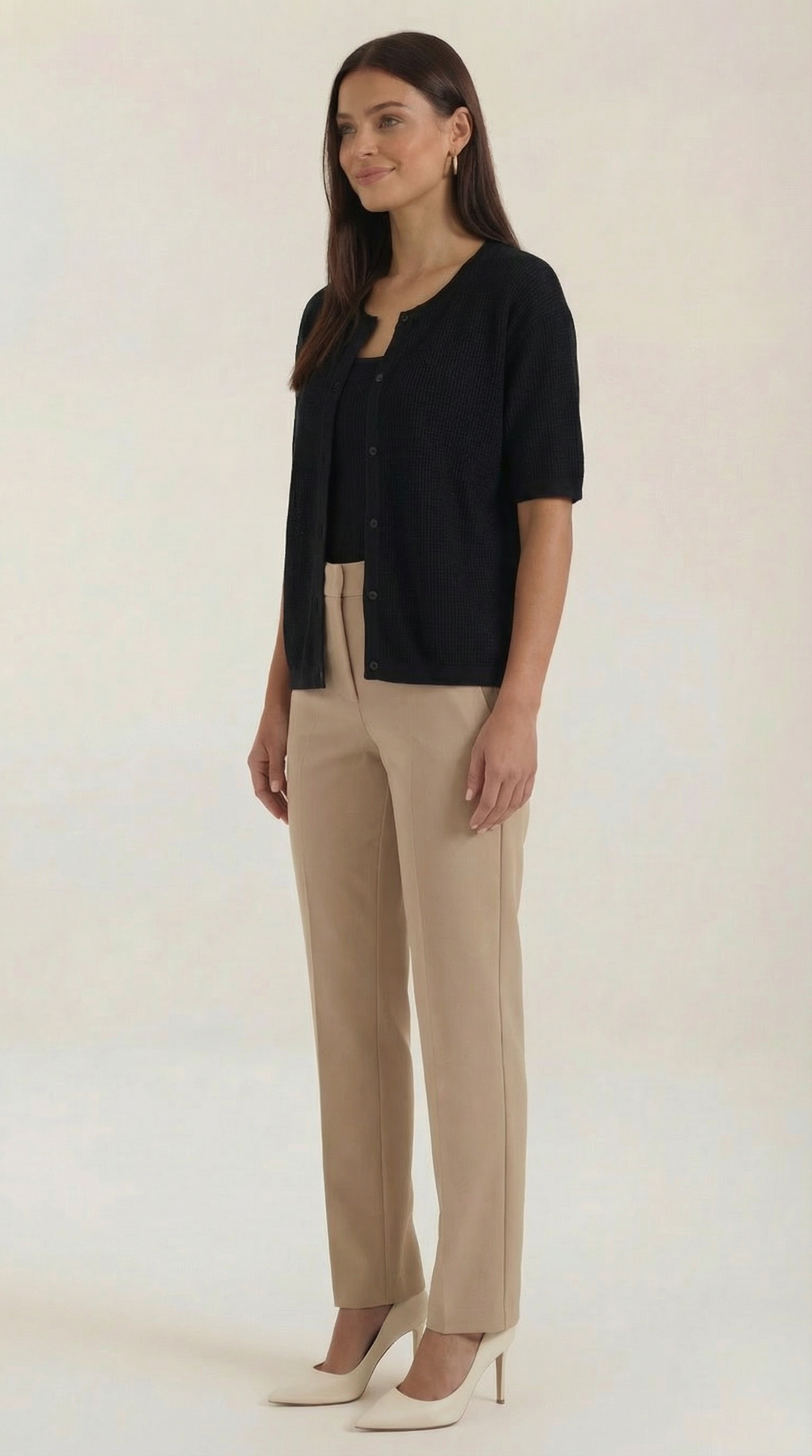 Cardigan donna chic con maniche corte, ideale per un look versatile da ufficio o casual.