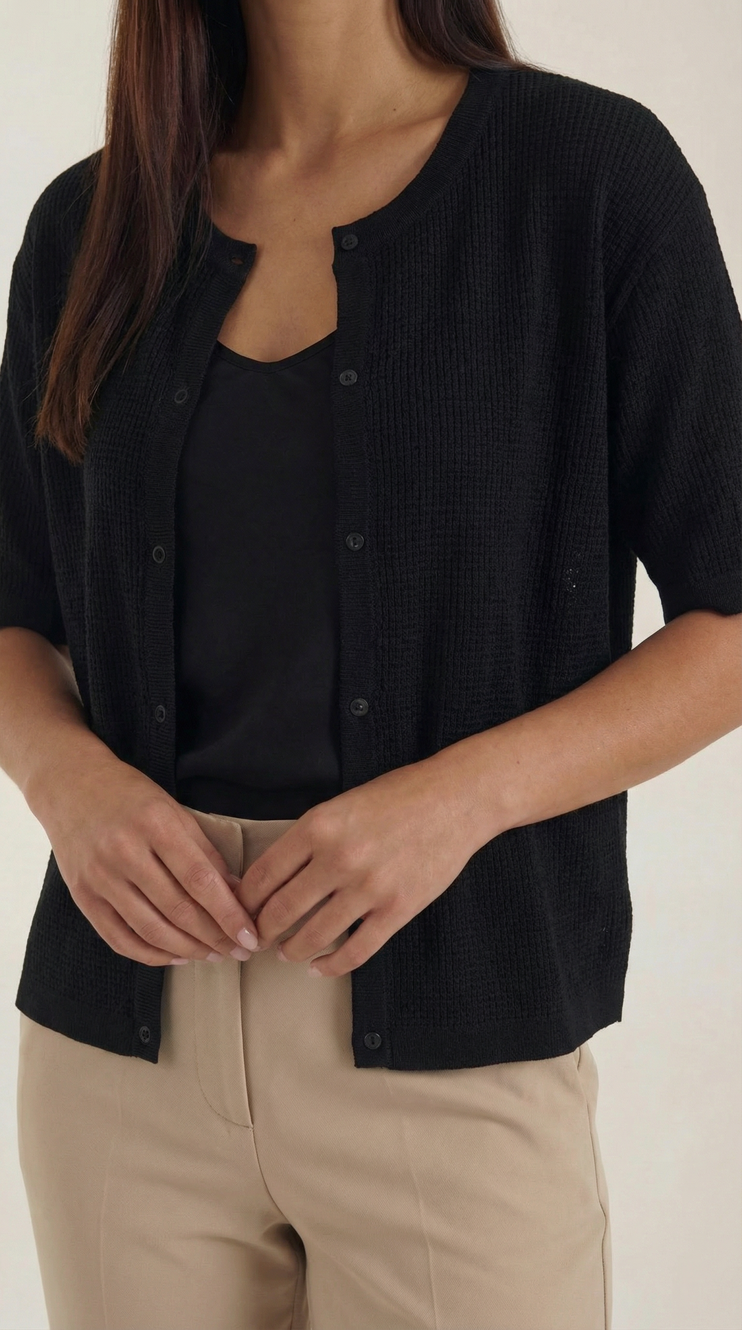 Moda femminile: cardigan leggero a maniche corte, elegante per primavera/estate.