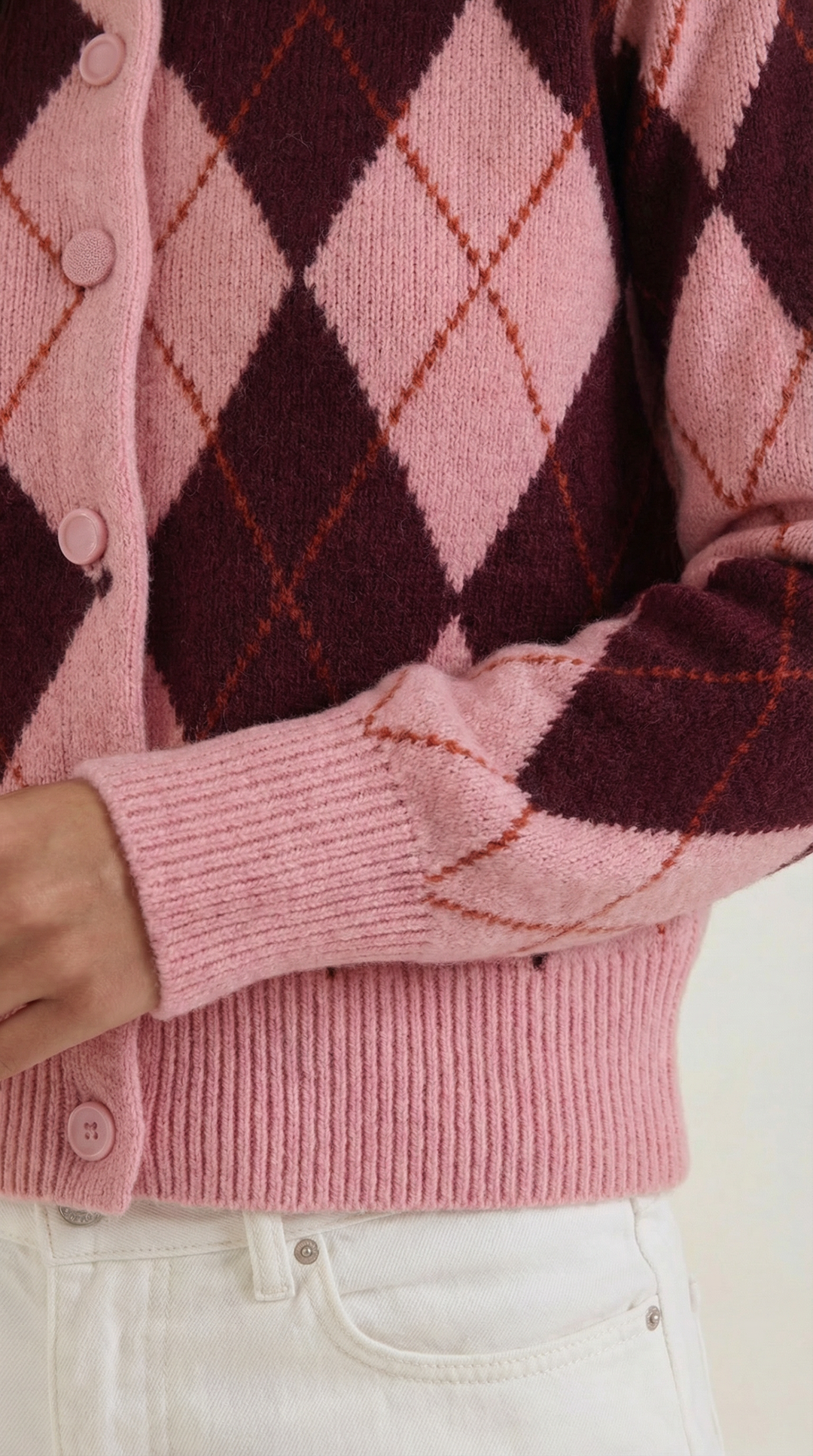 Morbido cardigan donna con motivo a rombi, bottoni frontali, ideale per un tocco retrò autunno/inverno.