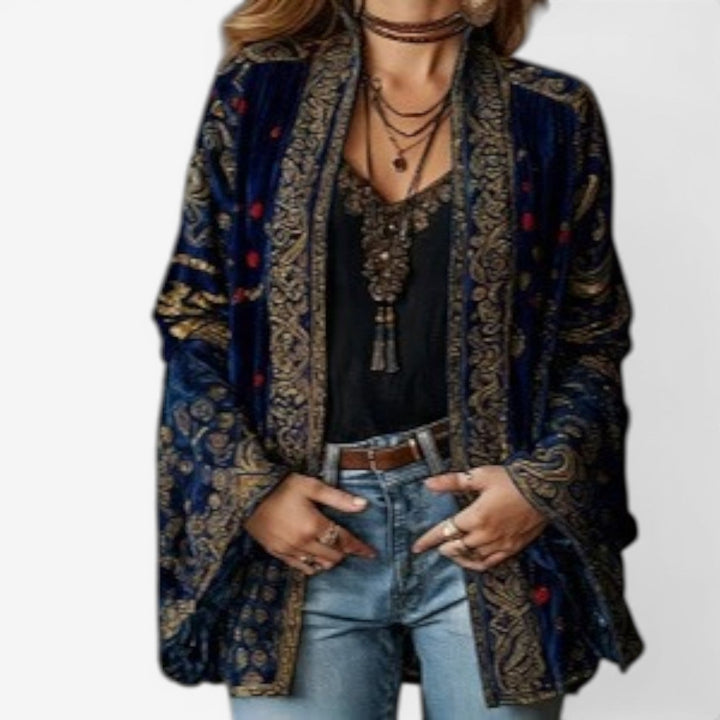 Elegante cardigan donna lungo aperto stile bohémien, perfetto per la moda autunno inverno, con dettagli unici.