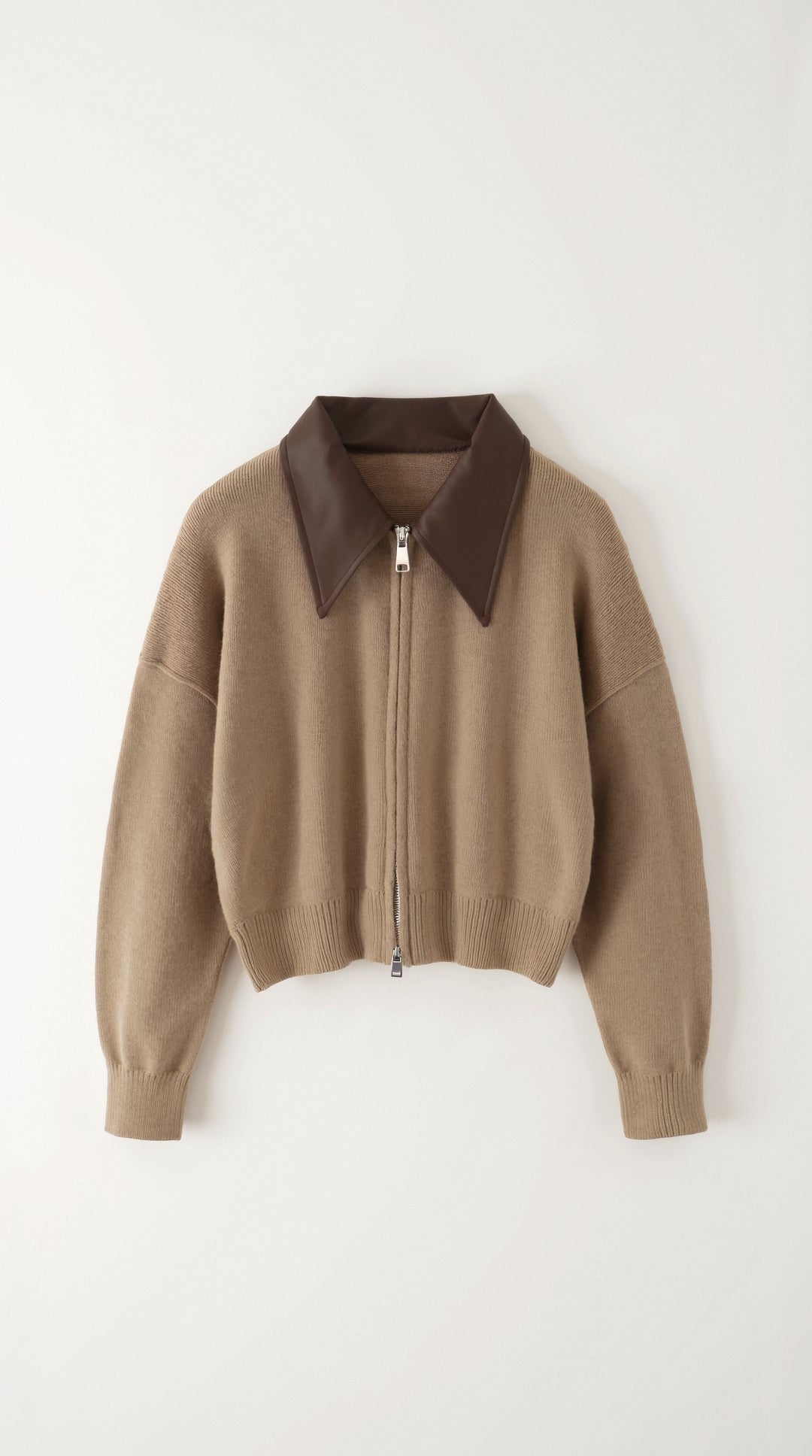 Cardigan donna marrone chiaro per autunno/inverno, con zip e colletto a contrasto. Stile elegante e casual chic.