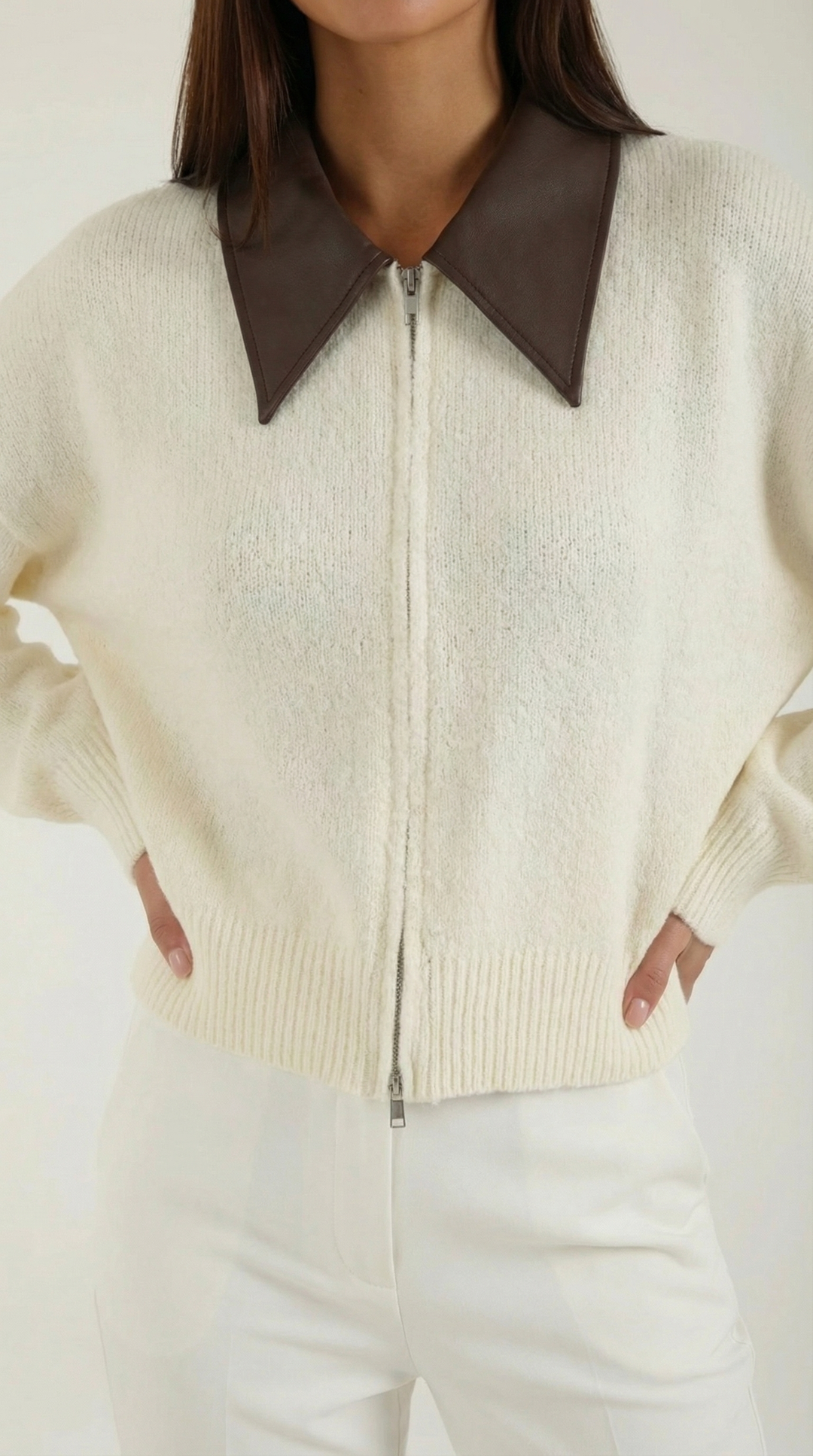 Cardigan donna marrone chiaro con zip e colletto bianco a contrasto. Dettaglio chic per abbigliamento autunno/inverno.