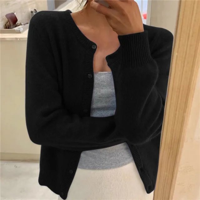 Elegante cardigan da donna girocollo in maglieria morbida, ideale per outfit casual o chic.
