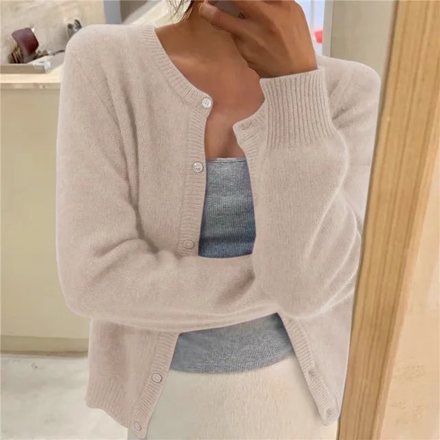 Morbido cardigan girocollo donna con bottoni, comfort e stile per le giornate più fresche.