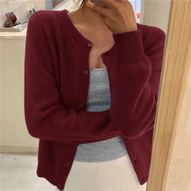 Cardigan girocollo donna in tessuto morbido, un capo versatile per un look casual o formale.