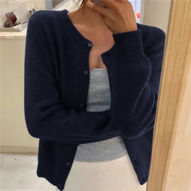 Cardigan morbido da donna, girocollo, ideale per un comfort elegante e uno stile senza tempo.