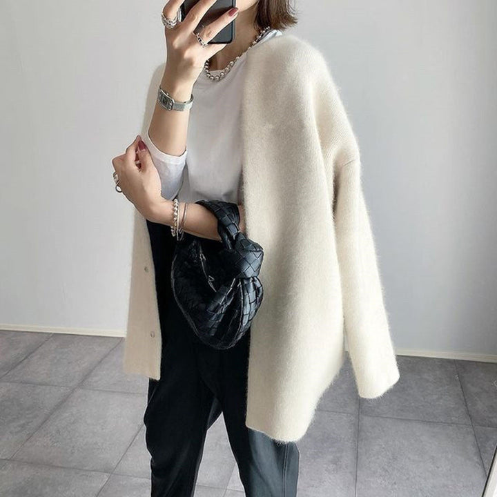 Cardigan donna lungo oversize in maglia morbida. Perfetto per outfit casual o eleganti, comodo e alla moda per l'inverno.