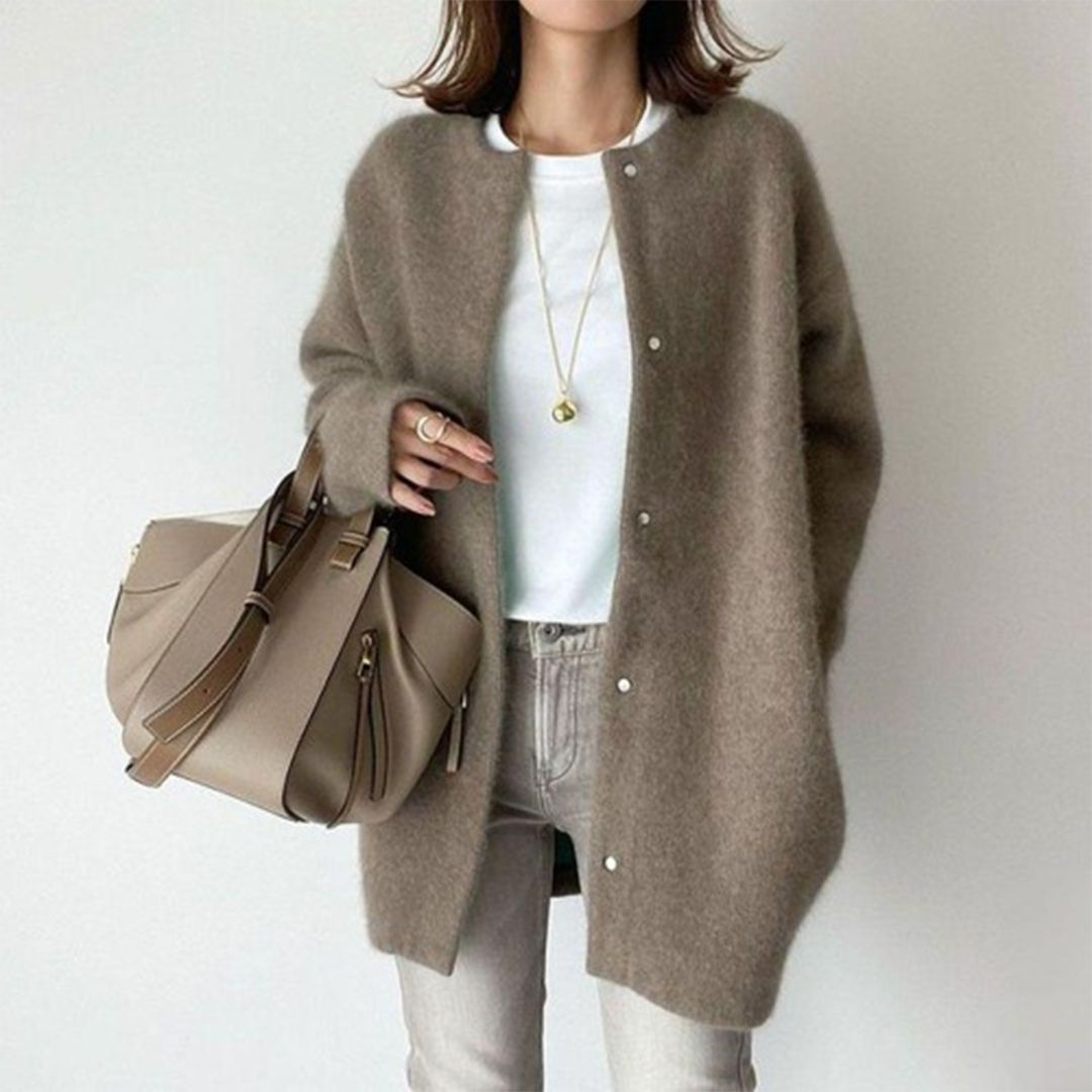 Cardigan donna elegante e lungo, vestibilità oversize. Morbido al tatto, ideale per un comfort quotidiano nella stagione fredda.
