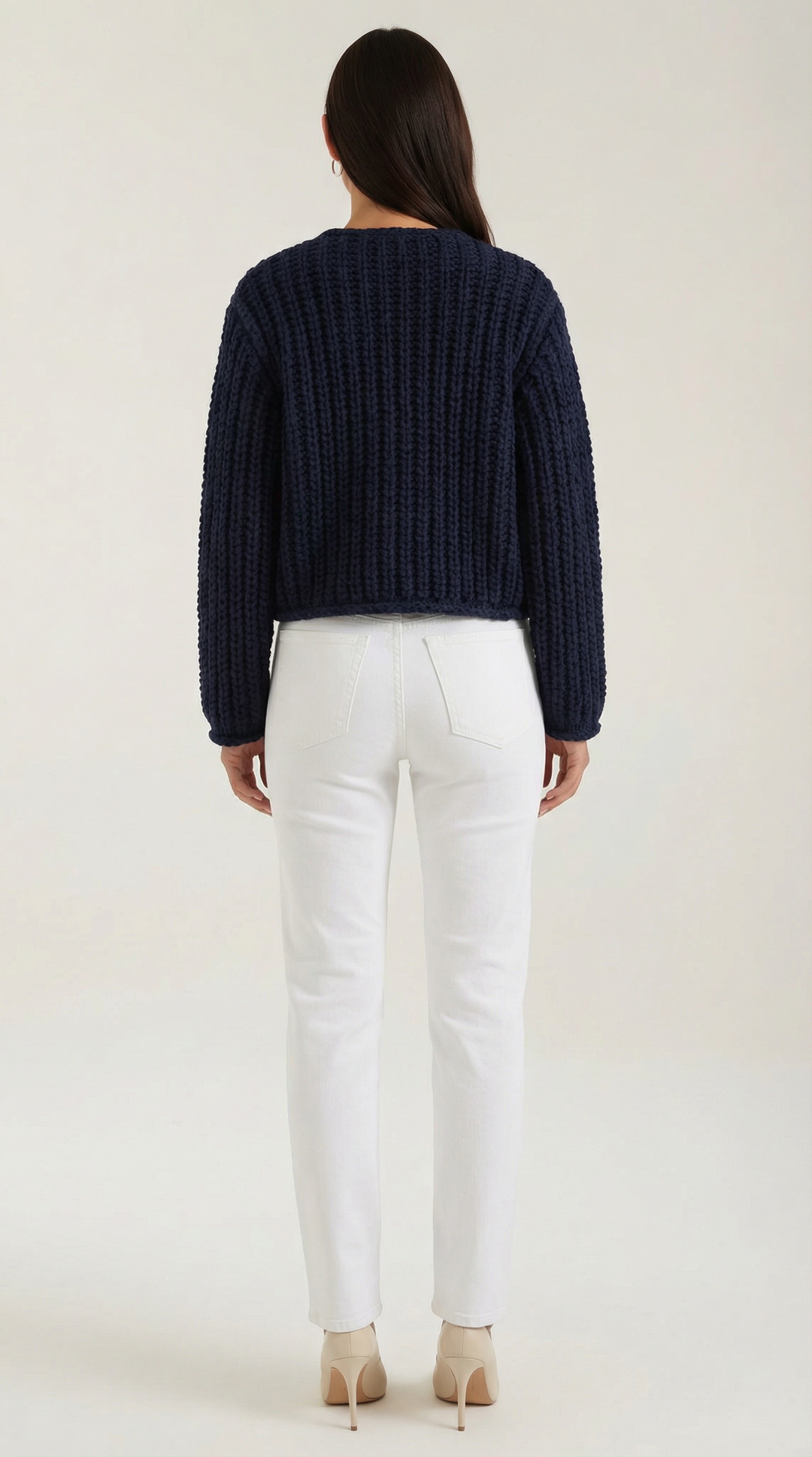 Cardigan donna in maglieria blu scuro, design elegante con bottoni gioiello. Moda autunno inverno, capo versatile.