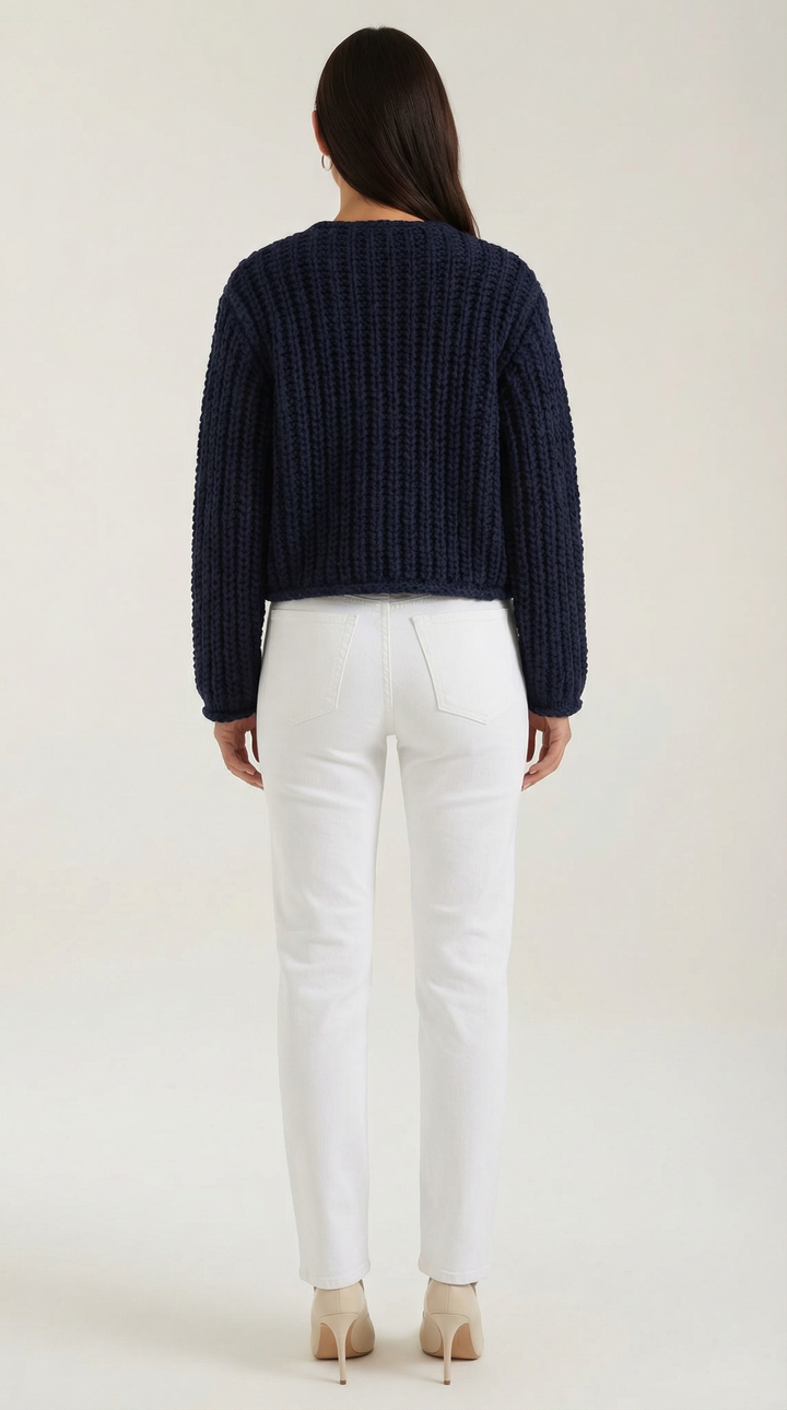 Cardigan donna in maglieria blu scuro, design elegante con bottoni gioiello. Moda autunno inverno, capo versatile.