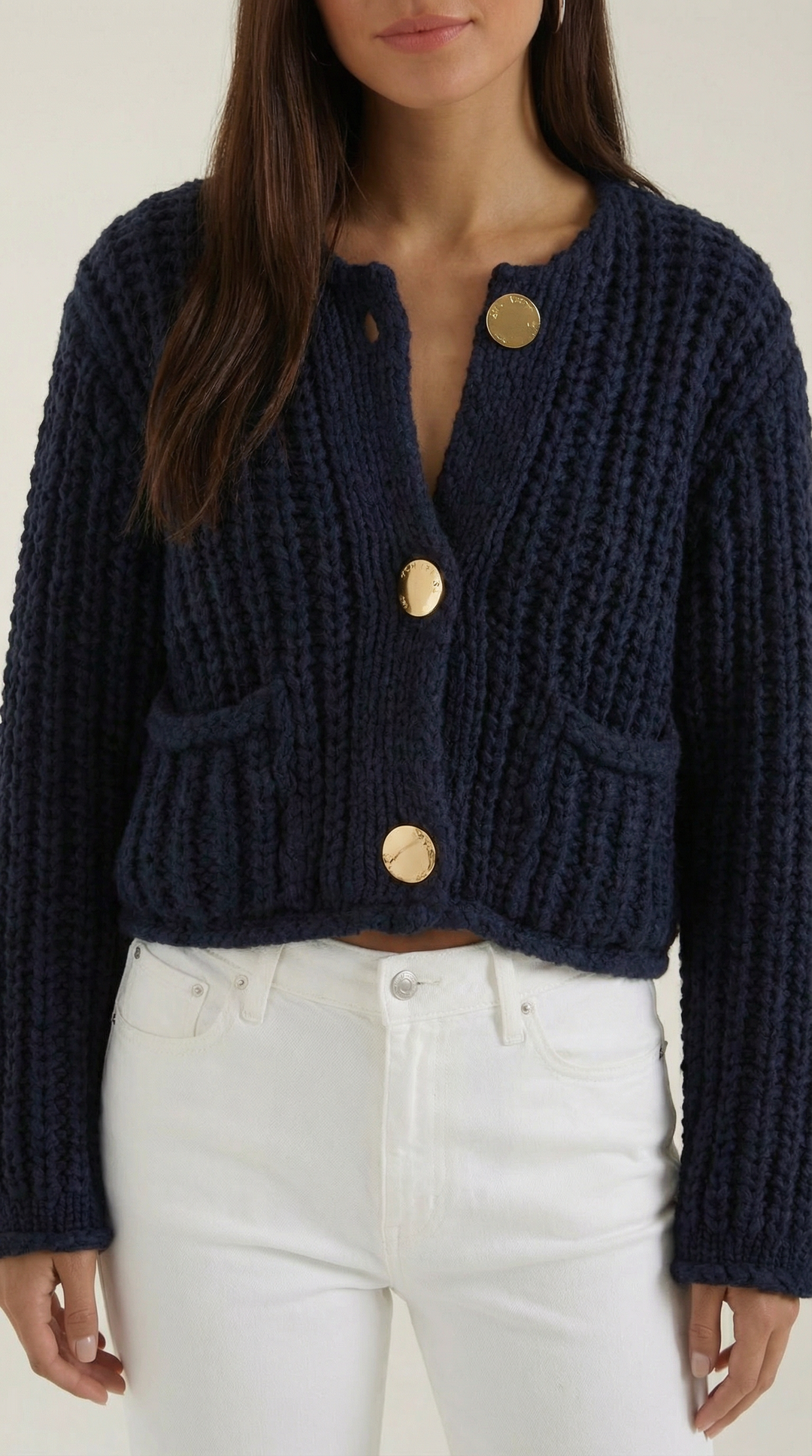 Cardigan elegante donna blu scuro con bottoni gioiello. Perfetto per la moda autunno inverno e look casual chic.