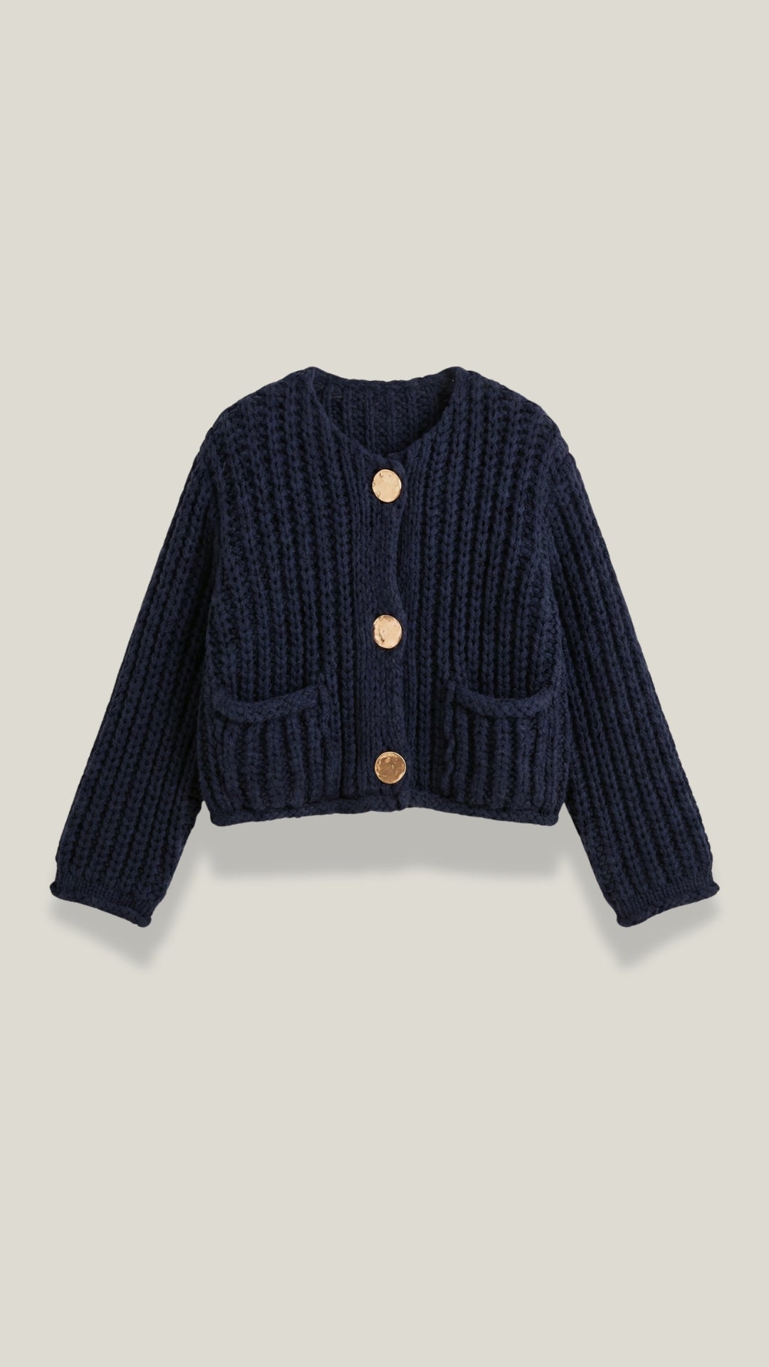 Look casual chic con cardigan donna blu scuro. Maglieria elegante e calda con distintivi bottoni gioiello.