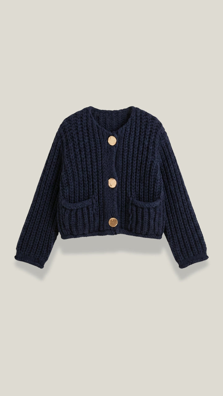 Look casual chic con cardigan donna blu scuro. Maglieria elegante e calda con distintivi bottoni gioiello.