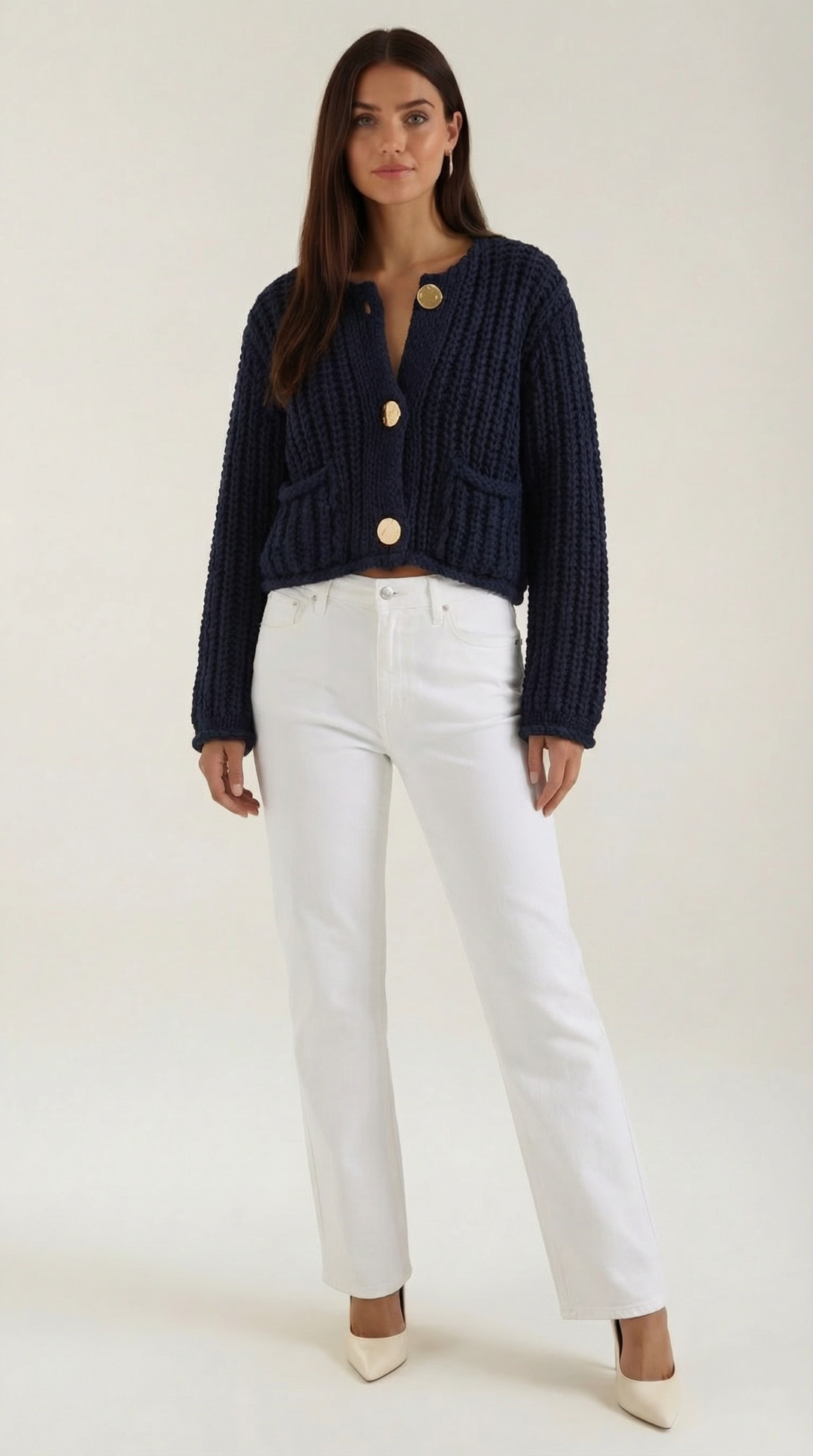 Cardigan donna elegante blu scuro con bottoni gioiello, ideale per look autunno inverno. Maglieria chic versatile.