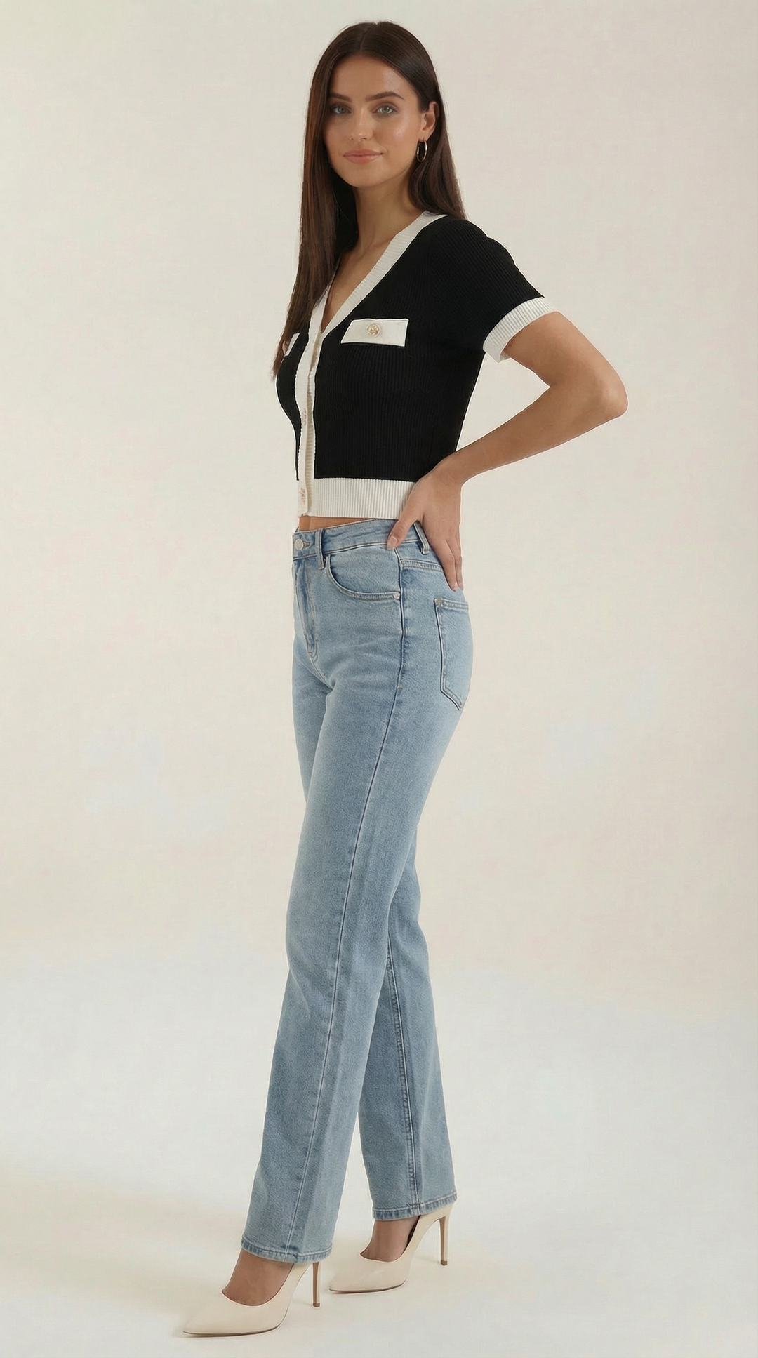 Cardigan donna cropped estivo, maniche corte, con bottoni, per un tocco elegante.